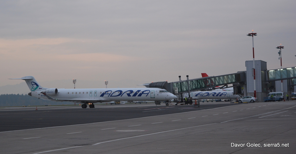 CRJ 900 Adrie Airways na letali&scaron;ču Ljubljana