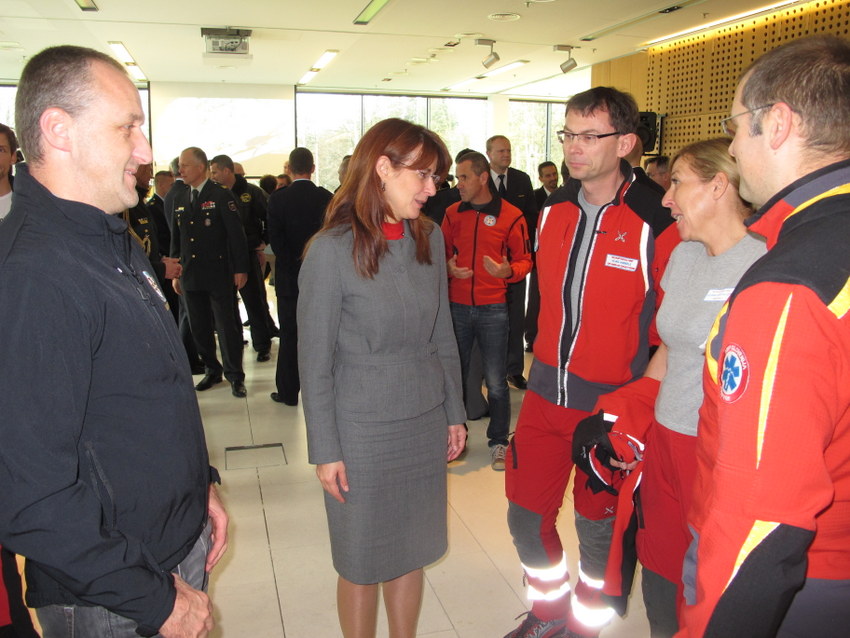 Ministrica Andreja Katič v pogovoru z re&scaron;evalci letalci