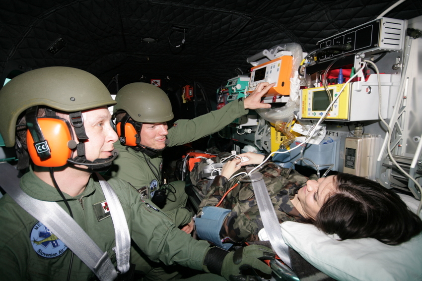 Medicinska evakuacija poteka s helikopterji cougar in bell 412.