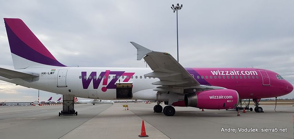 Wizz Airov Airbus po pristanku v Budimpešti Wizz Airov Airbus po pristanku v Budimpešti