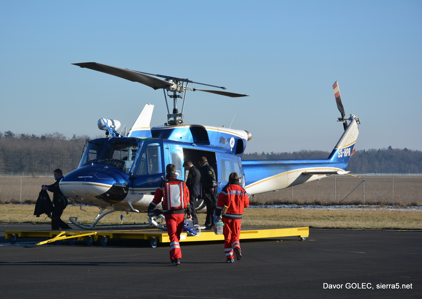 Legendarna AB-212