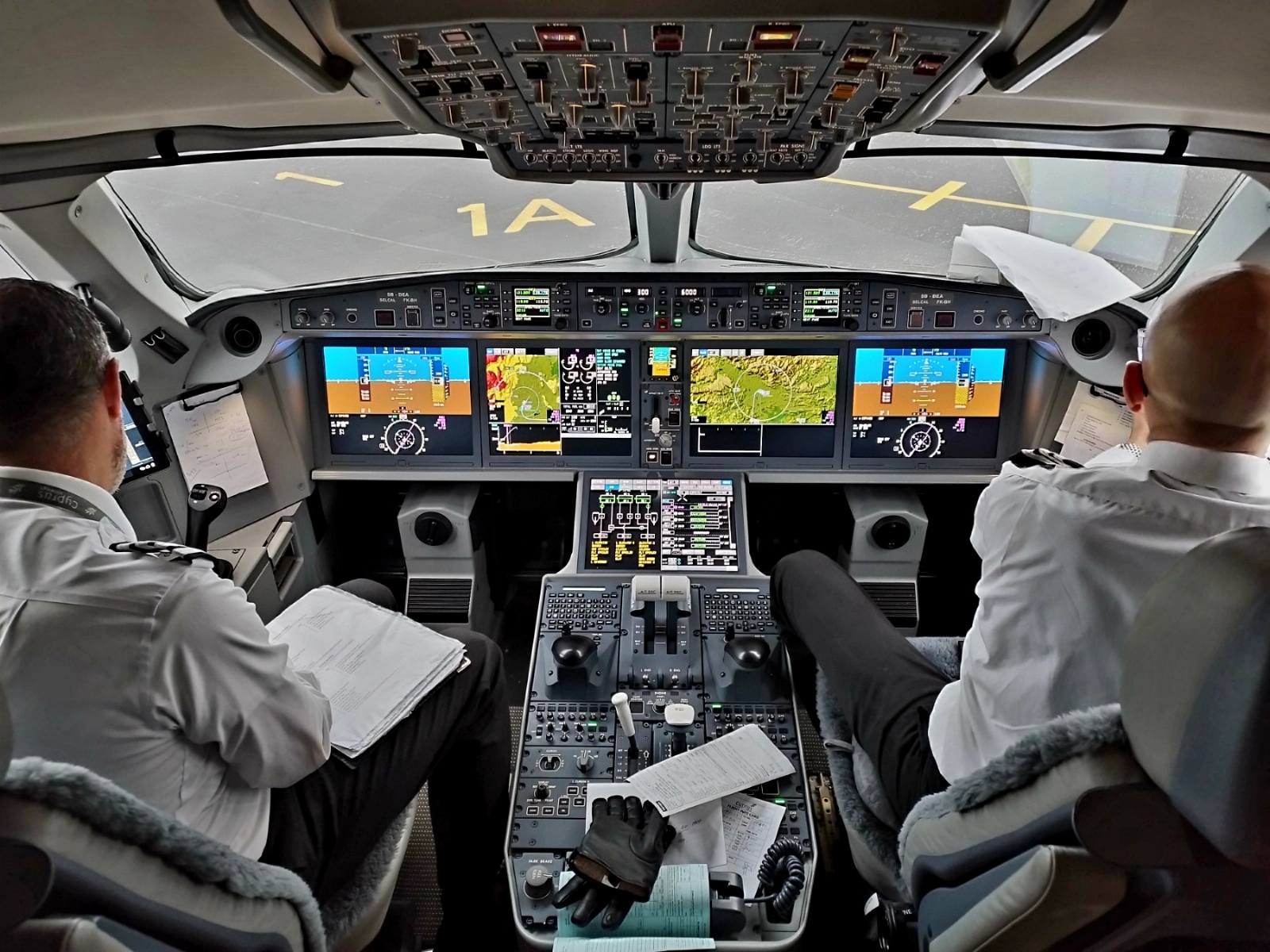 Kokpit letala A220-300 Cyprus Airways foto Sierra5.net