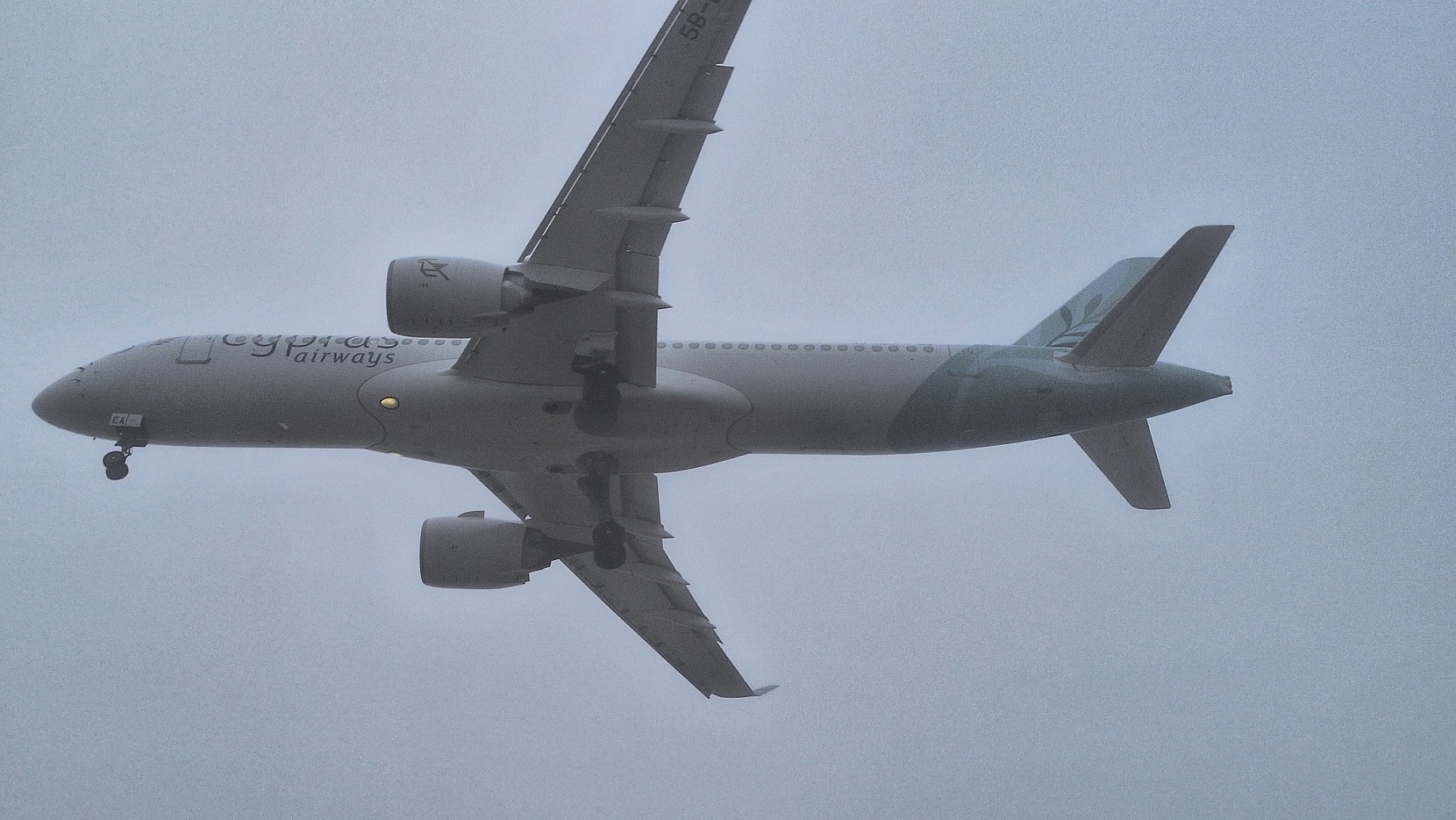 Zaradi megle je letalo Letalo A220-300 Cyprus Airways pristalo z eno urno zamudo foto Sierra5.net