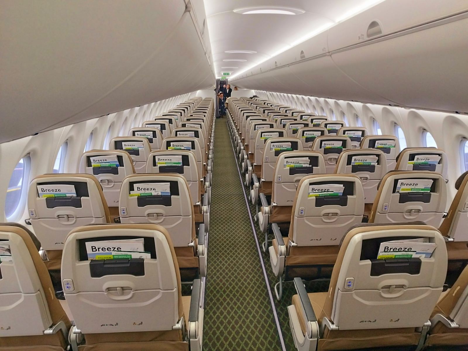 Potniška kabina letala A220-300 Cyprus Airways foto Sierra5.net