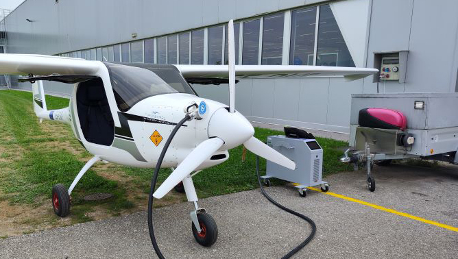 Pipistrel Velis Electro med polnjenjem  foto SJ