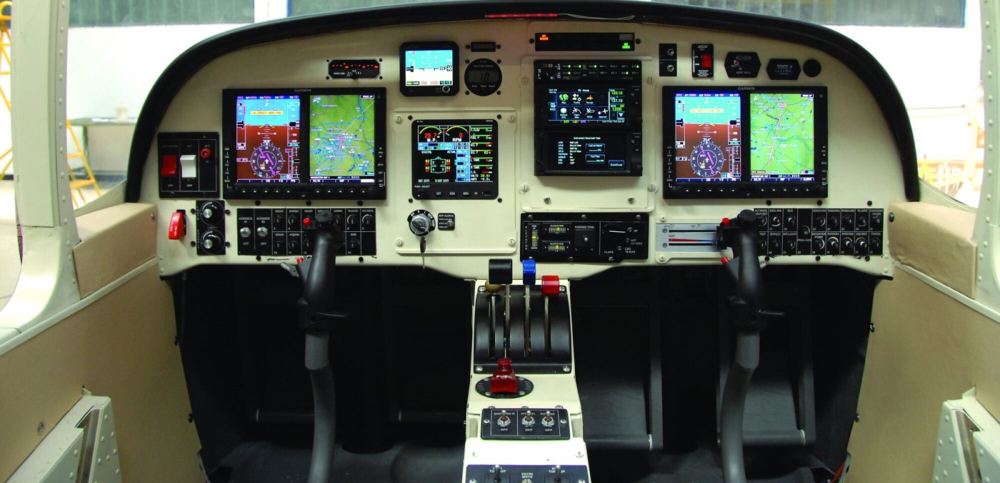 Sodobno opremljen kokpit Utve 75 sove