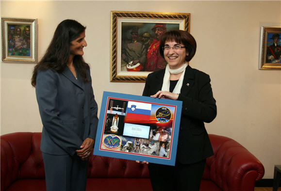 astronavtka Suniti Williams in ministrica za obrambo dr. Ljubica Jelušič (desno) astronavtka_suniti_williams.jpg