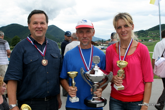 zmagovalna_trojka_img_0859.jpg zmagovalna_trojka_img_0859.jpg