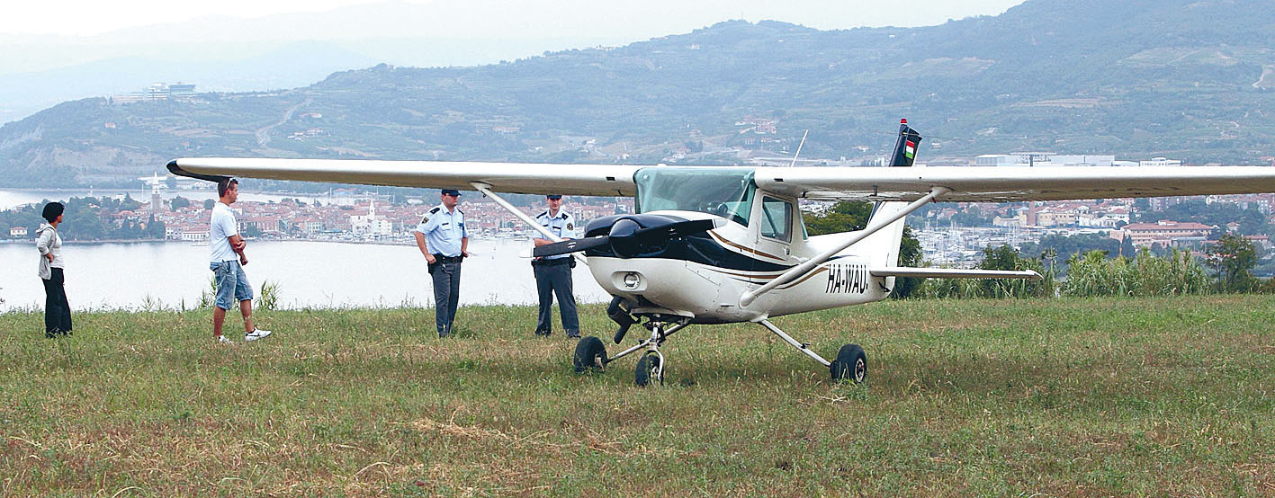cesna_152.jpg cesna_152.jpg