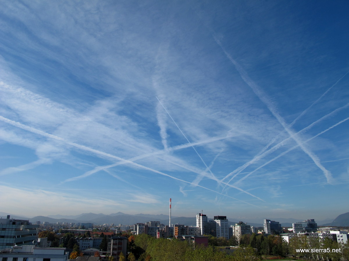 contrails_img_5192.jpg