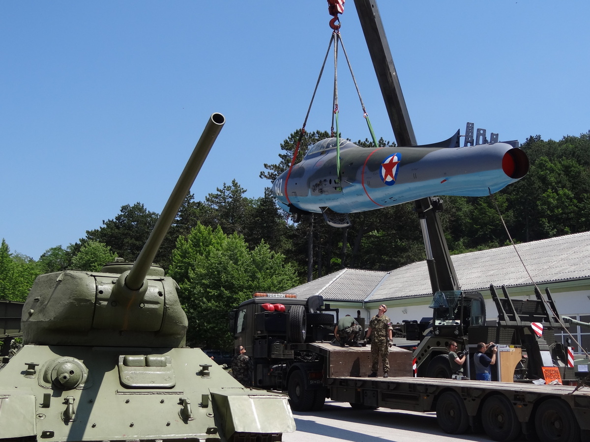 f-84g_-_pivka4.jpg