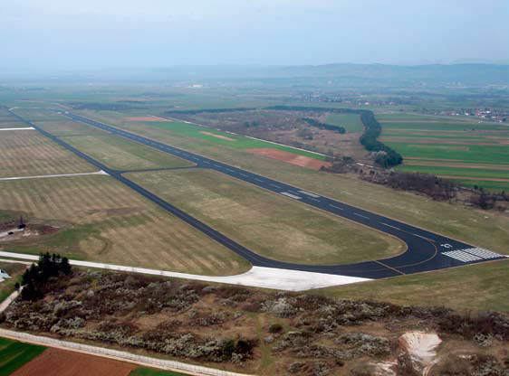 pogled na letališče foto Bruno Toič pogled_na_letalie_foto_bruno_toi.jpg