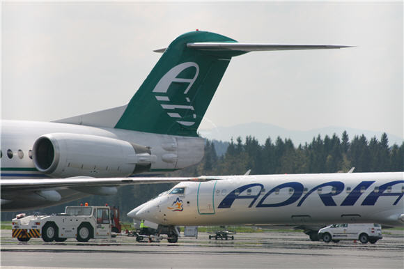 fokker_100_in_crj200_img_4999.jpg