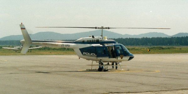 Jet ranger na ploščadi pred policijskim hangerjem bell_206_jetranger.jpg