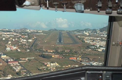 Pogled na letališče Los Rodeos iz pilotske kabine pred pristankom. 021-tenerife_norte_-_los_rodeos__08-2003-.jpg