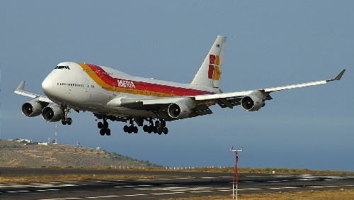 Iberia vzdržuje redno progo med Madridom in Los Rodeosom. Boeing 747-412 Iberia pred pristankom. 022-b_747-412_iberia_tenerife_norte-los_rodeos_26_5_2005-.jpg