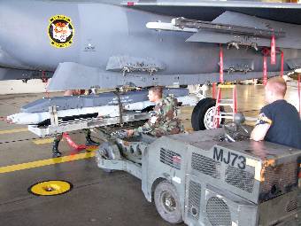 namescanje_raket_zrak-zemlja_gbu-39_na_f-15e_viracc.jpg