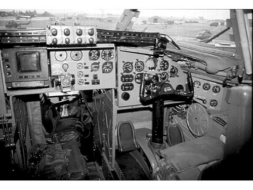 Tupoljev Tu-142 kokpit vir aeronautics.ru tupoljev_tu-142_kokpit_viraeronauticsru.jpg