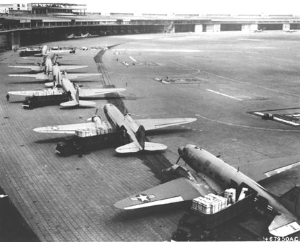 c-47_na_letaliscu_tempelho_leta_1948.jpg